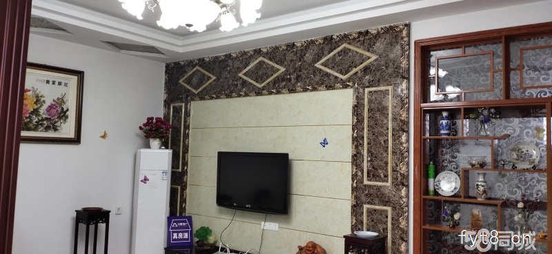 房屋朝南,精装修,采光极好,院内空气清新,院内可以种菜。